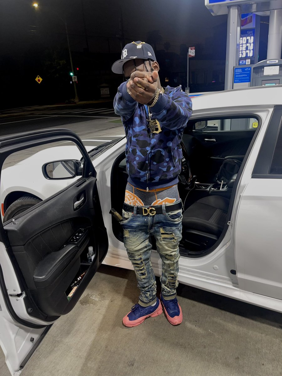 rayd1nero's tweet photo. Can tell he dnt get bitches tryna war bout a hoe 
Can tell he new 2 money he thumbin 2 slow💵 https://t.co/uhGINxGGg6