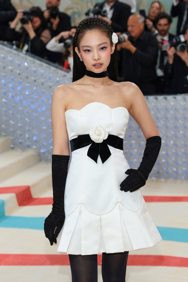 tjruby_'s tweet photo. เจนนี่ Chanel House Ambassador คนสุดท้ายที่ถูกเลือกโดย Karl Lagerfeld เดบิวท์งาน Met Gala ในค่ำคืนที่ยิ่งใหญ่ที่สุดของวงการแฟชั่น เจนนี่มาในลุค Chanel 1990 เพื่อเป็นเกียรติแก่ Karl Lagerfeld 

JENNIE MET GALA 
#JENNIEatMETGala 
#MetGala   #MetGala2023 https://t.co/6BBjNnrSIU