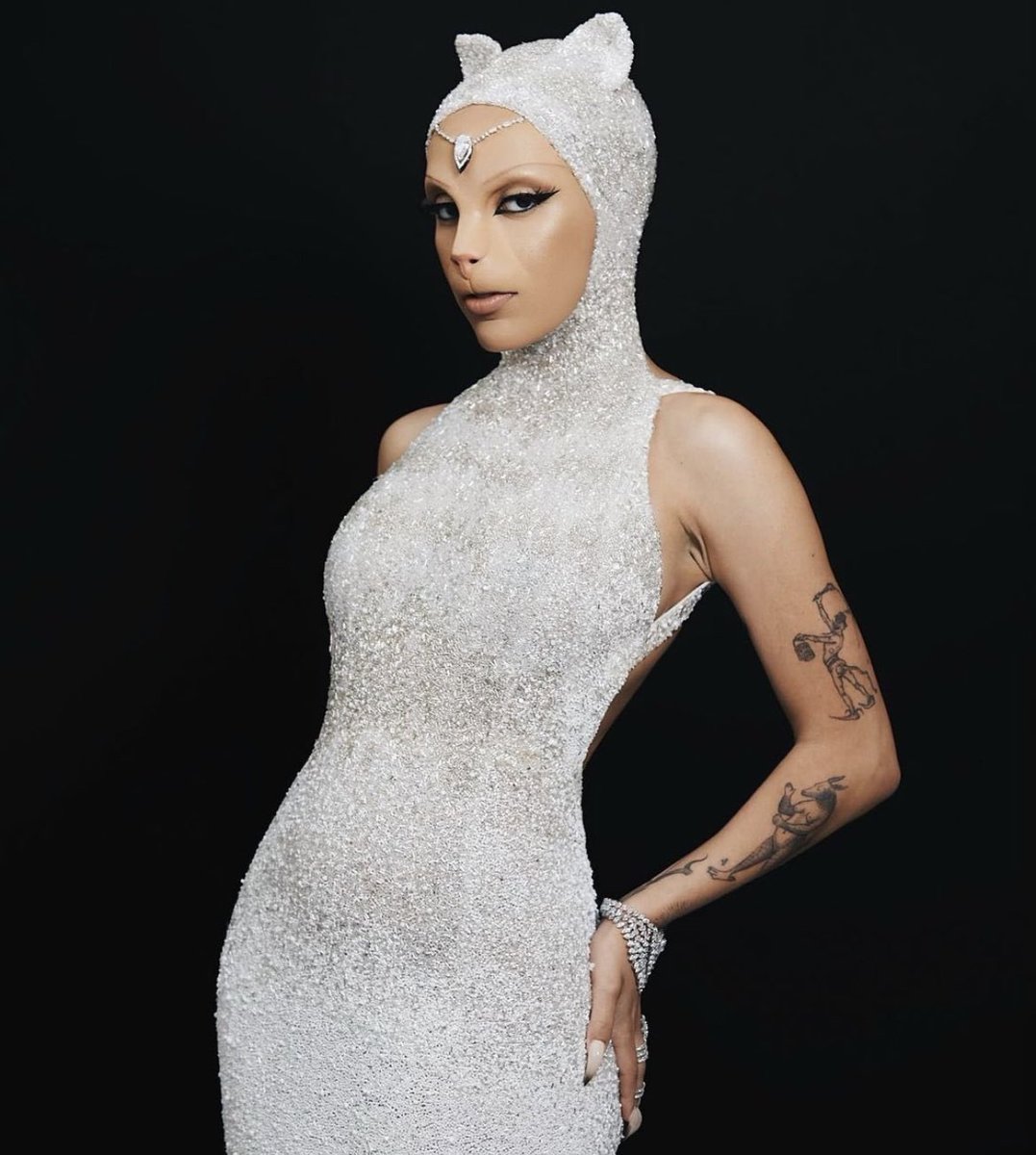 scubaryan_'s tweet photo. met gala has slowly turned into who can wear the worst looking outfit competition https://t.co/zYI7I9O3oz
