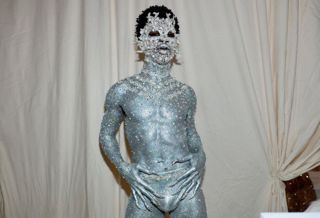 scubaryan_'s tweet photo. met gala has slowly turned into who can wear the worst looking outfit competition https://t.co/zYI7I9O3oz