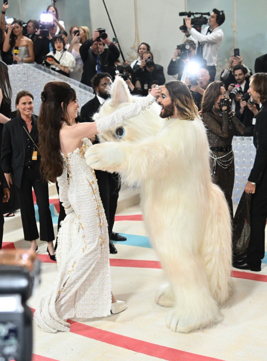 CineenRaccord's tweet photo. #AnnaHathaway y #JaredLeto en la #MetGala https://t.co/RskeN1brnf