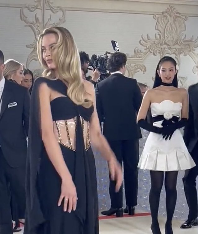 Jendeukika's tweet image. Why am i laughing at this?😭
#MetGala