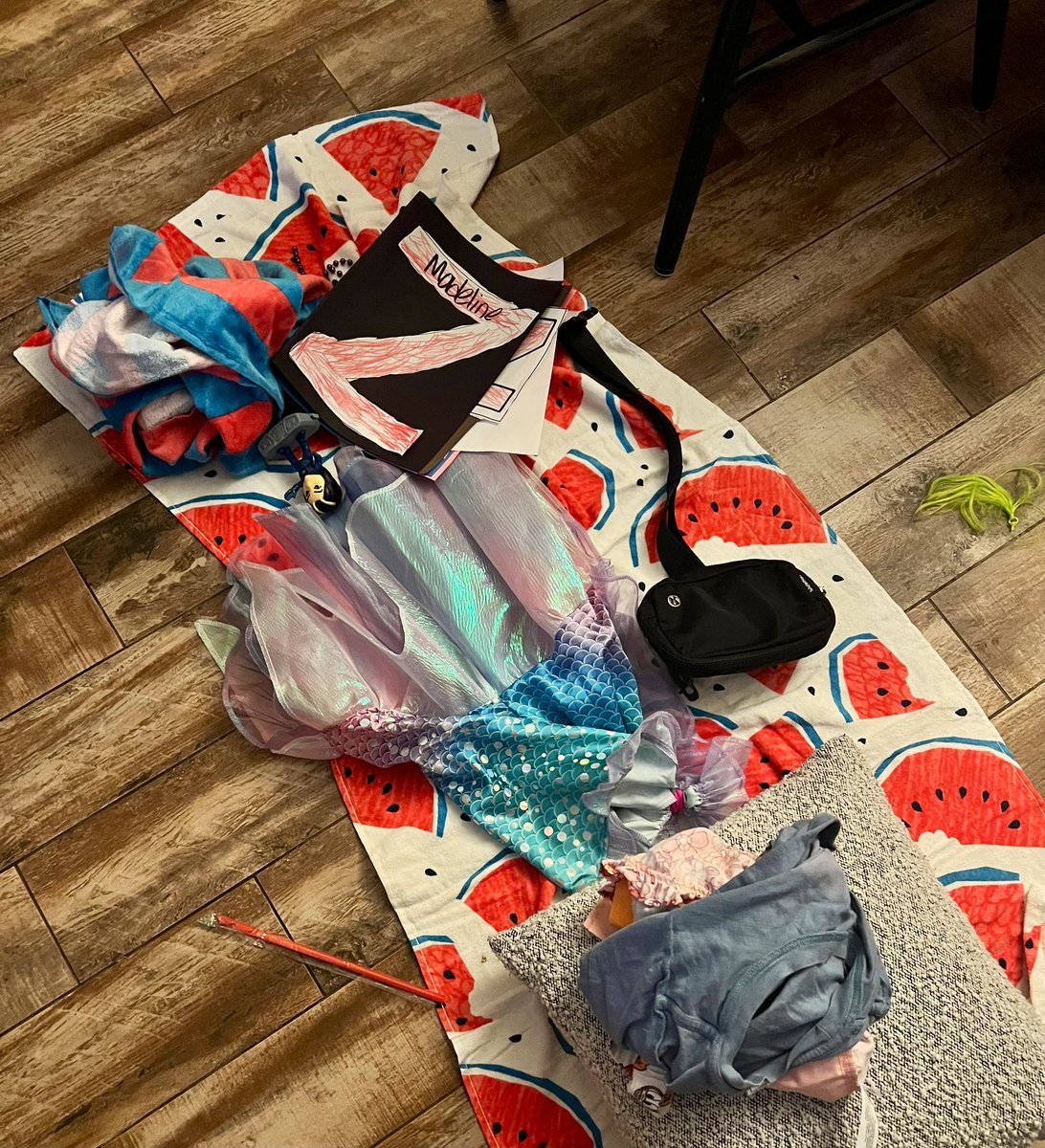 savyx0's tweet photo. my daughter set up a scavenger hunt and this is the “prize table” you get to choose from if you win

i really hope i get the belt bag but i would also settle for the green clip in hair extension https://t.co/ehPDRB2VOy