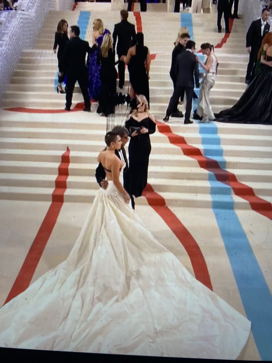 VNixie's tweet photo. WERK! Don’t look down though, that might fall off or hit someone. #MetGala  #MetGala2023 https://t.co/hqyn01fOzJ