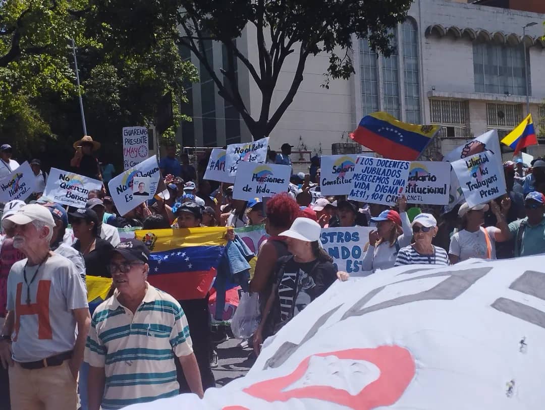 jbleons's tweet photo. Seguiremos apostando por las mejoras que permitan la universidad que queremos

#SalarioDignoYSuficiente para toda nuestra comunidad universitaria https://t.co/0tu2Rk65MG