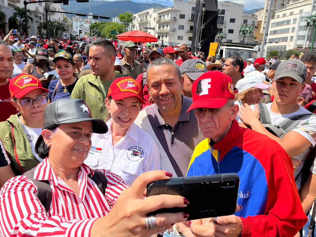 Derecho_paz's tweet photo. Acompañamos a nuestro Pdte. @Nicolasmaduro a celebrar el Día Internacional del Trabajador junto a los servidores públicos del @mppsp_vzla en la multitudinaria marcha en Caracas donde alzamos nuestras voces de justicia social,dignidad y compromiso con nuestro país #TrabajoYPatria https://t.co/YeDTufm5nS