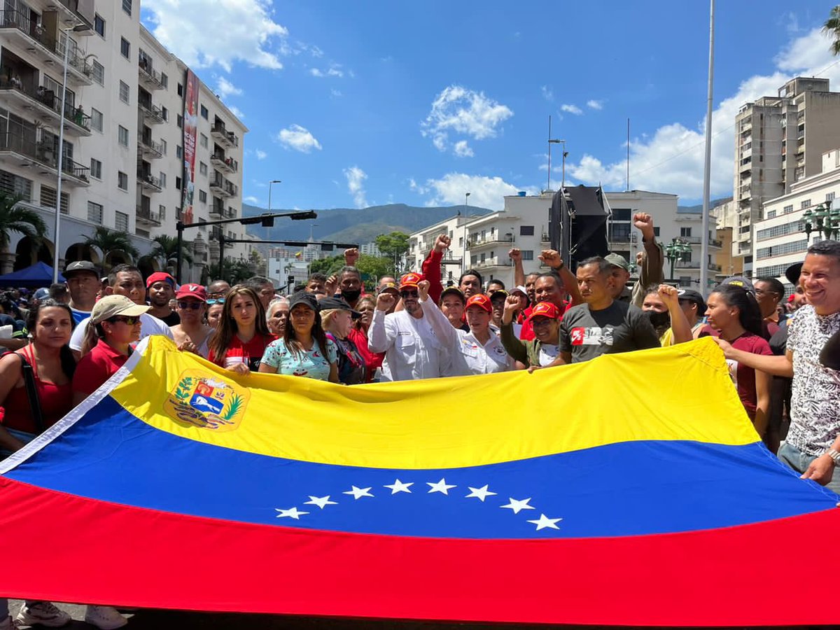 Derecho_paz's tweet photo. Acompañamos a nuestro Pdte. @Nicolasmaduro a celebrar el Día Internacional del Trabajador junto a los servidores públicos del @mppsp_vzla en la multitudinaria marcha en Caracas donde alzamos nuestras voces de justicia social,dignidad y compromiso con nuestro país #TrabajoYPatria https://t.co/YeDTufm5nS