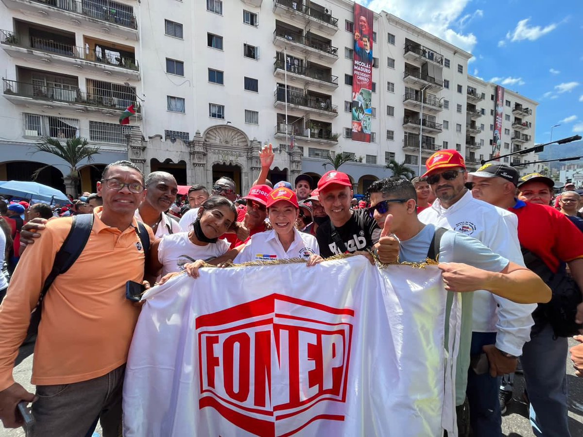 Derecho_paz's tweet photo. Acompañamos a nuestro Pdte. @Nicolasmaduro a celebrar el Día Internacional del Trabajador junto a los servidores públicos del @mppsp_vzla en la multitudinaria marcha en Caracas donde alzamos nuestras voces de justicia social,dignidad y compromiso con nuestro país #TrabajoYPatria https://t.co/YeDTufm5nS