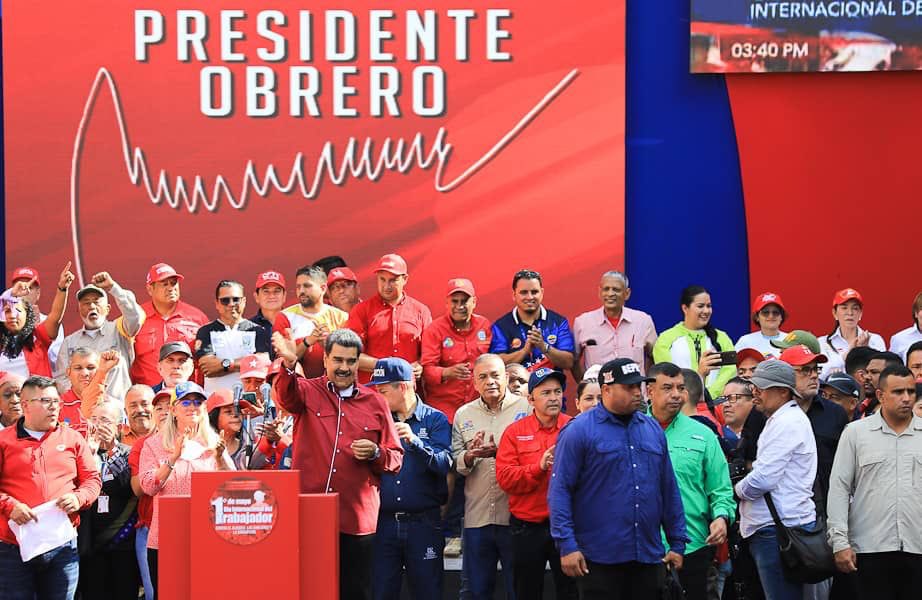Derecho_paz's tweet photo. Acompañamos a nuestro Pdte. @Nicolasmaduro a celebrar el Día Internacional del Trabajador junto a los servidores públicos del @mppsp_vzla en la multitudinaria marcha en Caracas donde alzamos nuestras voces de justicia social,dignidad y compromiso con nuestro país #TrabajoYPatria https://t.co/YeDTufm5nS