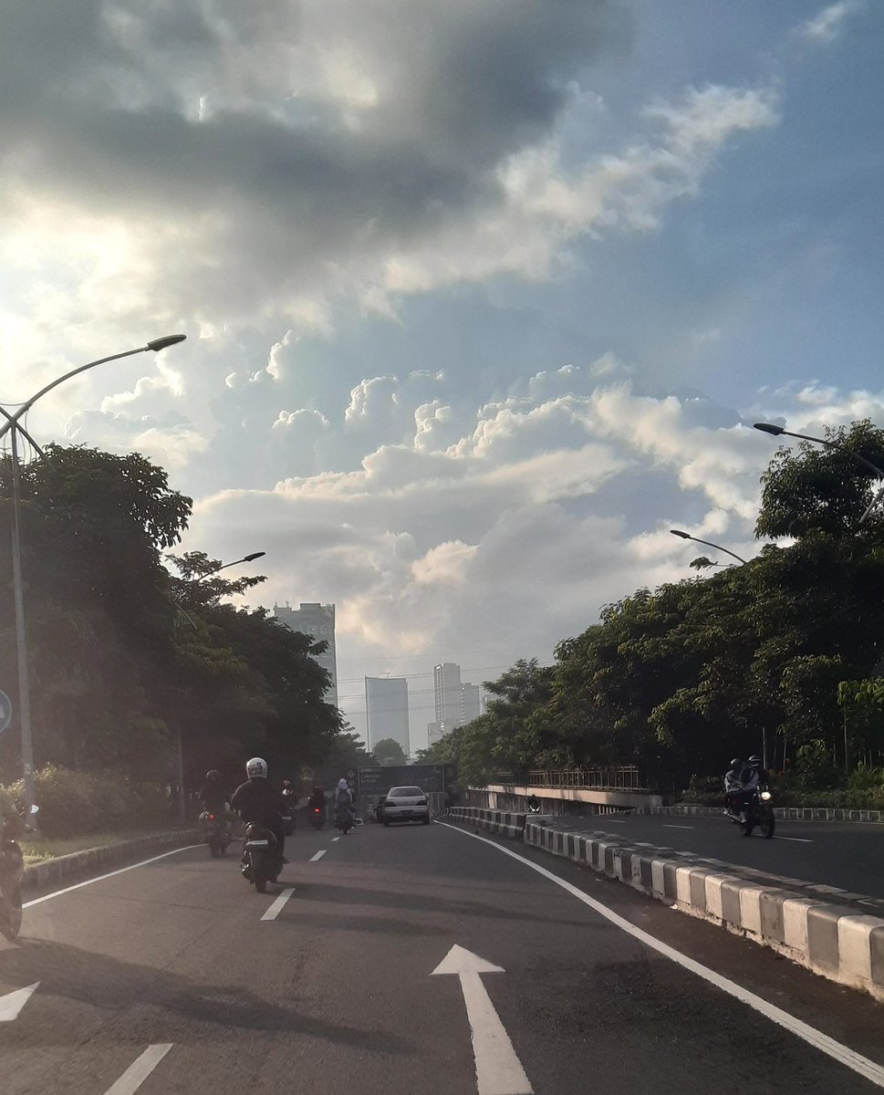 Aunaca1's tweet photo. Surabaya pagi ini cerah berawan sebagia mendung
@e100ss https://t.co/Hh1XfOmWDG