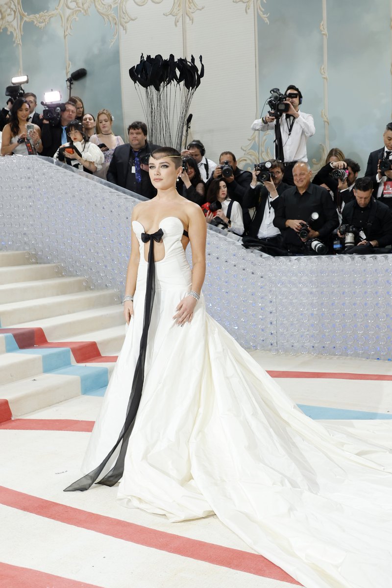 enews's tweet photo. No frowns for Florence Pugh’s #MetGala crown. https://t.co/84d75dCD51