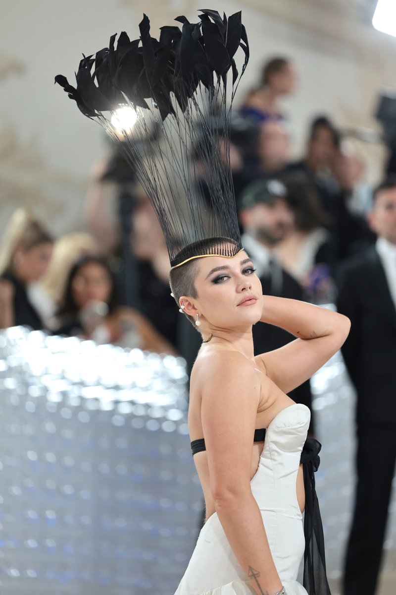 enews's tweet photo. No frowns for Florence Pugh’s #MetGala crown. https://t.co/84d75dCD51