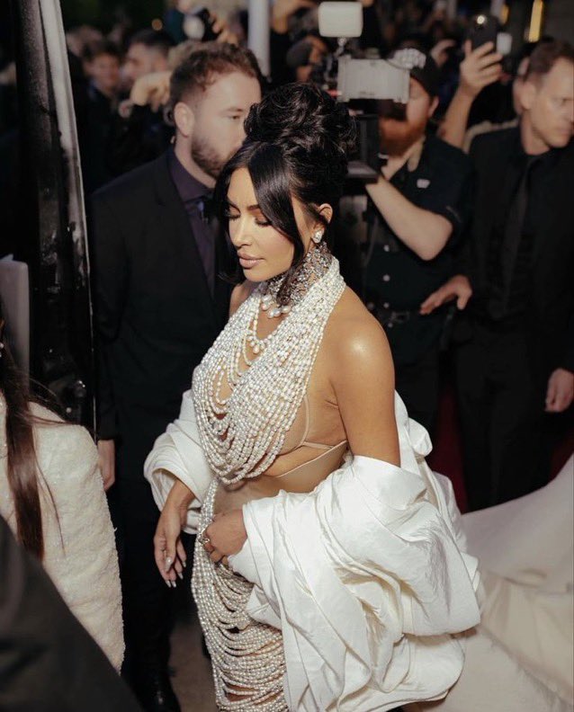 arpelsdoll's tweet photo. some of you just didn’t get it - Kim K. pearl shoot for playboy #MetGala https://t.co/I50v2HRoJI
