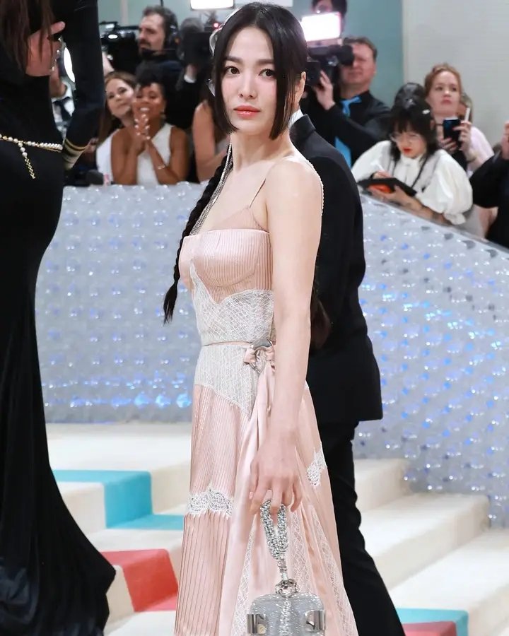 ghe0419's tweet photo. Stunning as always 💕 Our queen Song Hye Kyo 😍 #MetGala2023 #SongHyeKyoatMetGala https://t.co/sjsm0MauTM