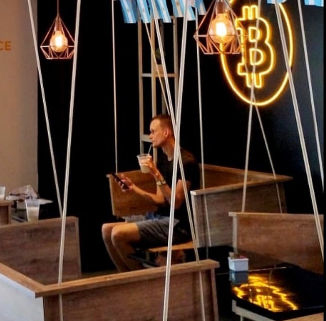constanzabravi's tweet photo. Me gané un desayuno para 2 personas en CrypStation de Puerto Madero. No tengo a nadie con quién ir (triste😔) así que va SORTEO para que vayan a tomarse unos cafecitos a este hermoso bar cripto ❤️
Tienen que seguirme a mi, a @ctres_ok, RT y etiquetar con quién quieren ir ❤️ https://t.co/c96qbBkttc