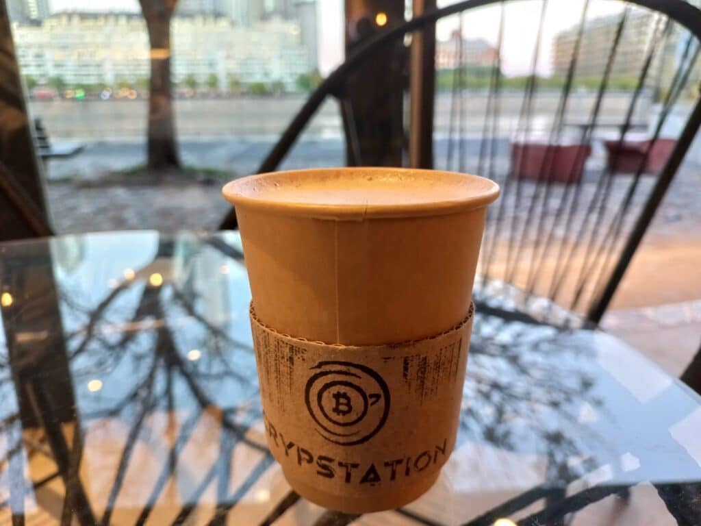 constanzabravi's tweet photo. Me gané un desayuno para 2 personas en CrypStation de Puerto Madero. No tengo a nadie con quién ir (triste😔) así que va SORTEO para que vayan a tomarse unos cafecitos a este hermoso bar cripto ❤️
Tienen que seguirme a mi, a @ctres_ok, RT y etiquetar con quién quieren ir ❤️ https://t.co/c96qbBkttc