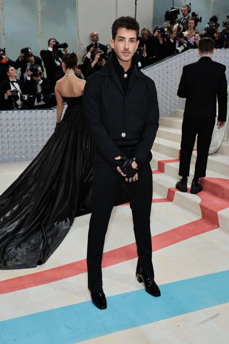 001voidx's tweet photo. why is he so FINE #MetGala https://t.co/8dEfoGetKo