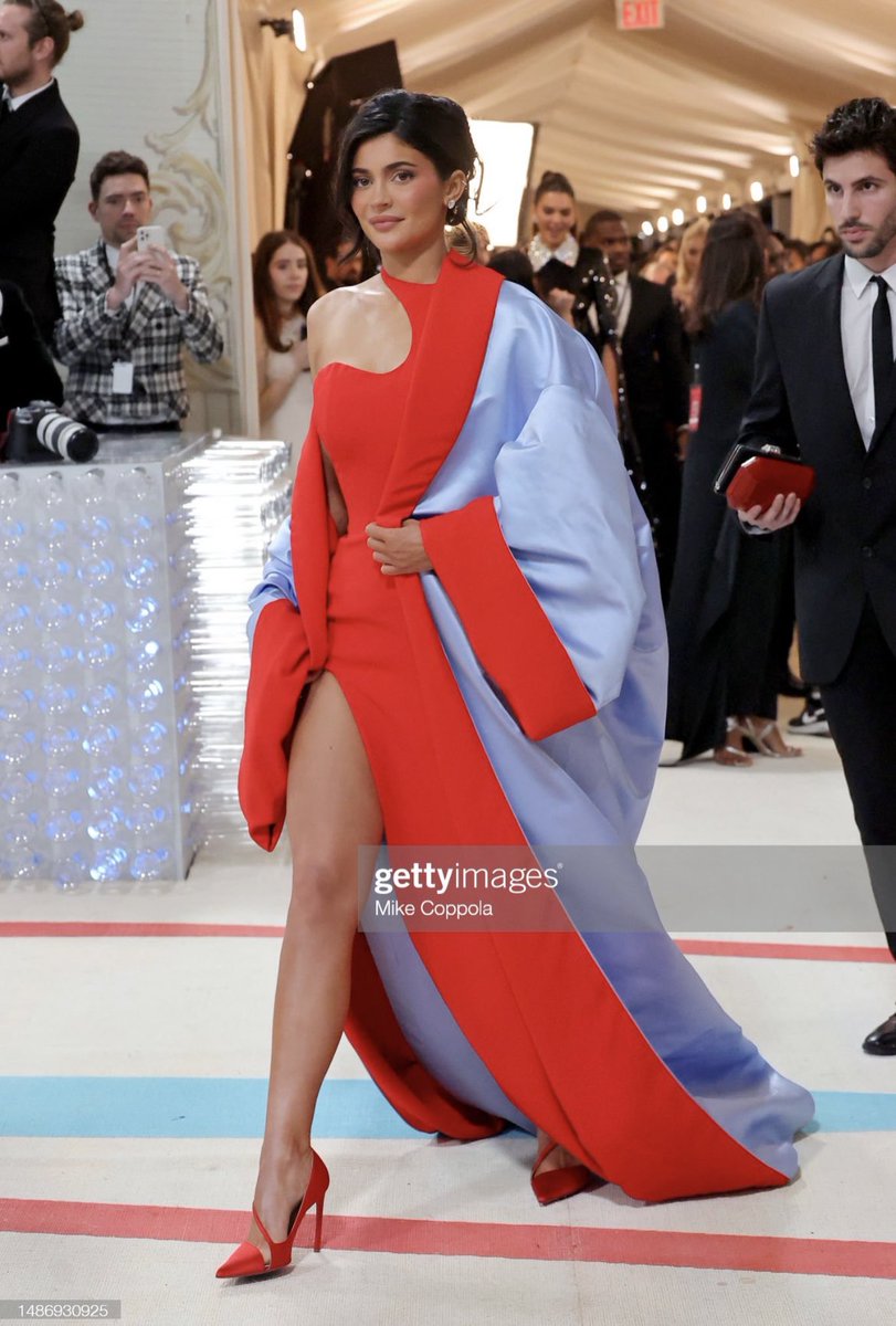 kyliesbrasil's tweet photo. 🚨 CHEGOU! Kylie Jenner acaba de chegar no white carpet do #MetGala . https://t.co/giOBUNrDXm
