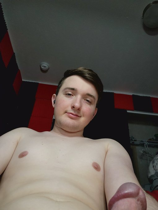 Hey guys I'm now live on chaturbate xtylercam69 https://t.co/zdB15BOJfp