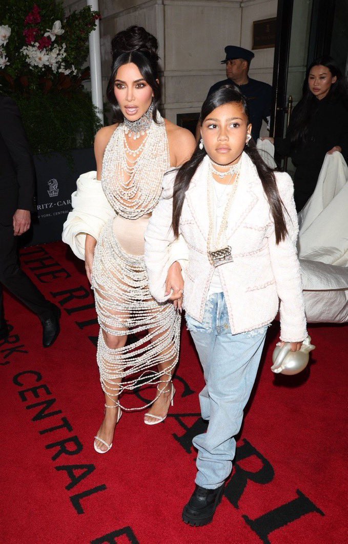 Kim Kardashian y Tokischa camino a la #MetGala