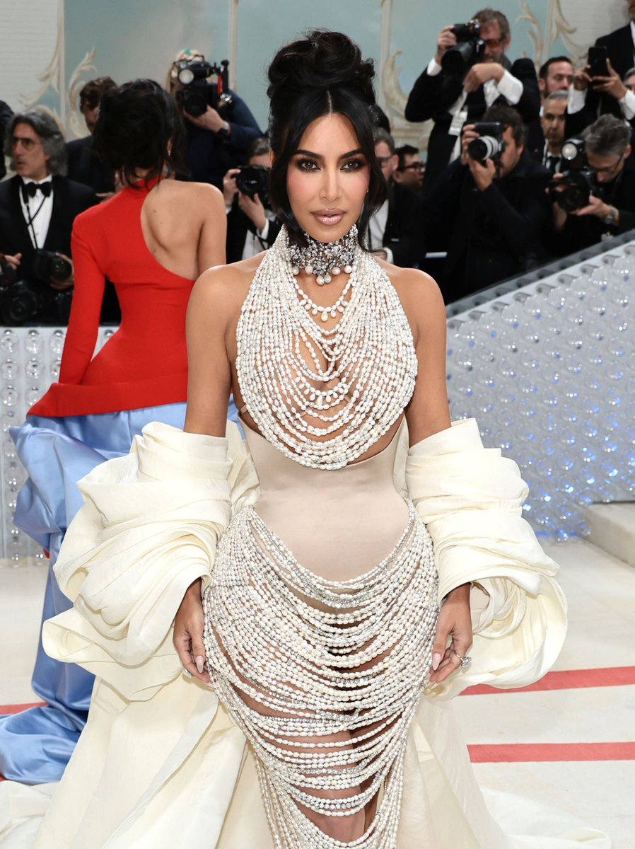 jacquemusx's tweet photo. Kim Kardashian in custom Schiaparelli by Daniel Roseberry 🤍 https://t.co/xWuLqYzRQU