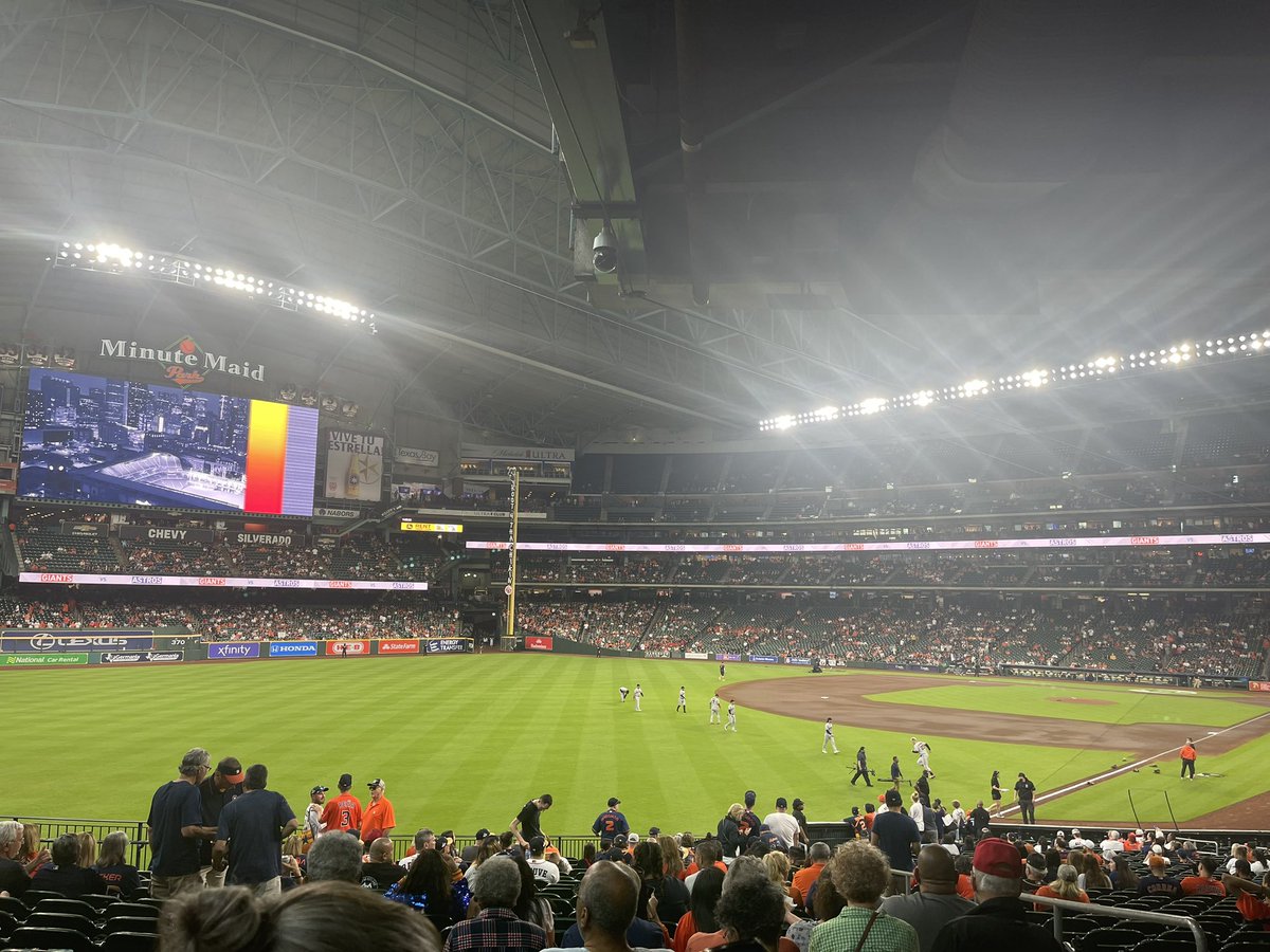 cynthia_pruneda's tweet photo. @astros game with @TheMuse1908 ‼️ #AstrosTogetherChallenge https://t.co/d2nwJggPSQ