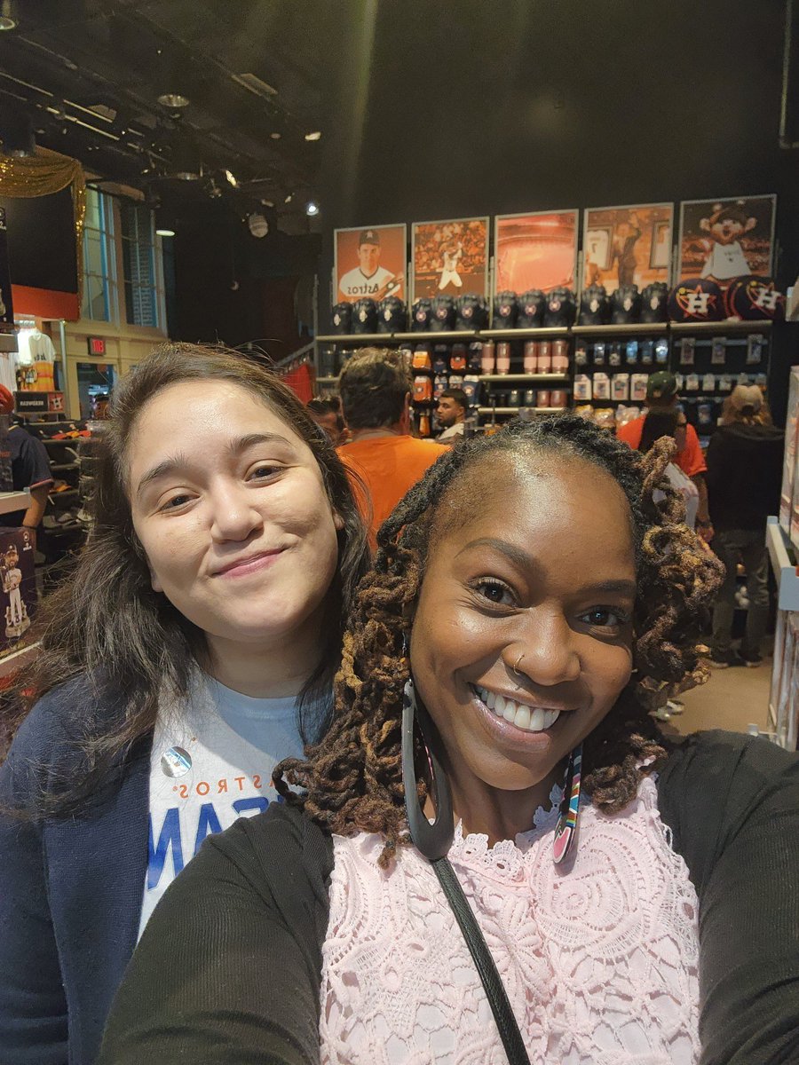 cynthia_pruneda's tweet photo. @astros game with @TheMuse1908 ‼️ #AstrosTogetherChallenge https://t.co/d2nwJggPSQ