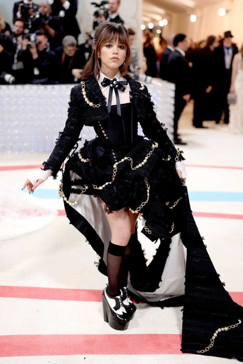 DESLUMBRANTE! Jenna Ortega no #MetGala .