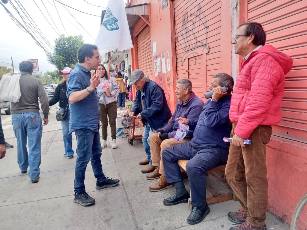 dr_marconunez's tweet photo. Estuvimos en la comuna de Llay Llay compartiendo con el Concejal José Garate, con vecinos en la feria libre y en calle Balmaceda y con los auditores de Radio Ilusión FM.

El 7 de mayo en la Región de Valparaíso y el valle de Aconcagua @marconunez #consejeroconstitucional #vota2✌️ https://t.co/zTv8ZvpIhq