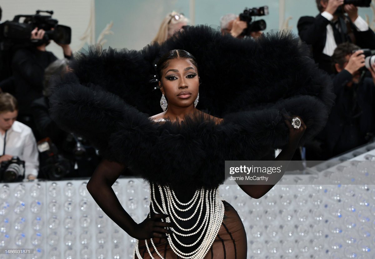 ungodlywests's tweet photo. CARESHA? https://t.co/6aee7X8B2Z