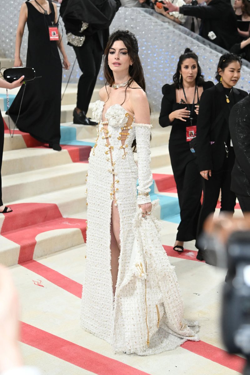 Trend__Fashion's tweet photo. "Are you wearing the" "The Chanel dress? Yeah. I am" #MetGala📷 #MetGala2023📷 #AnneHathaway https://t.co/CRFOiNENla
