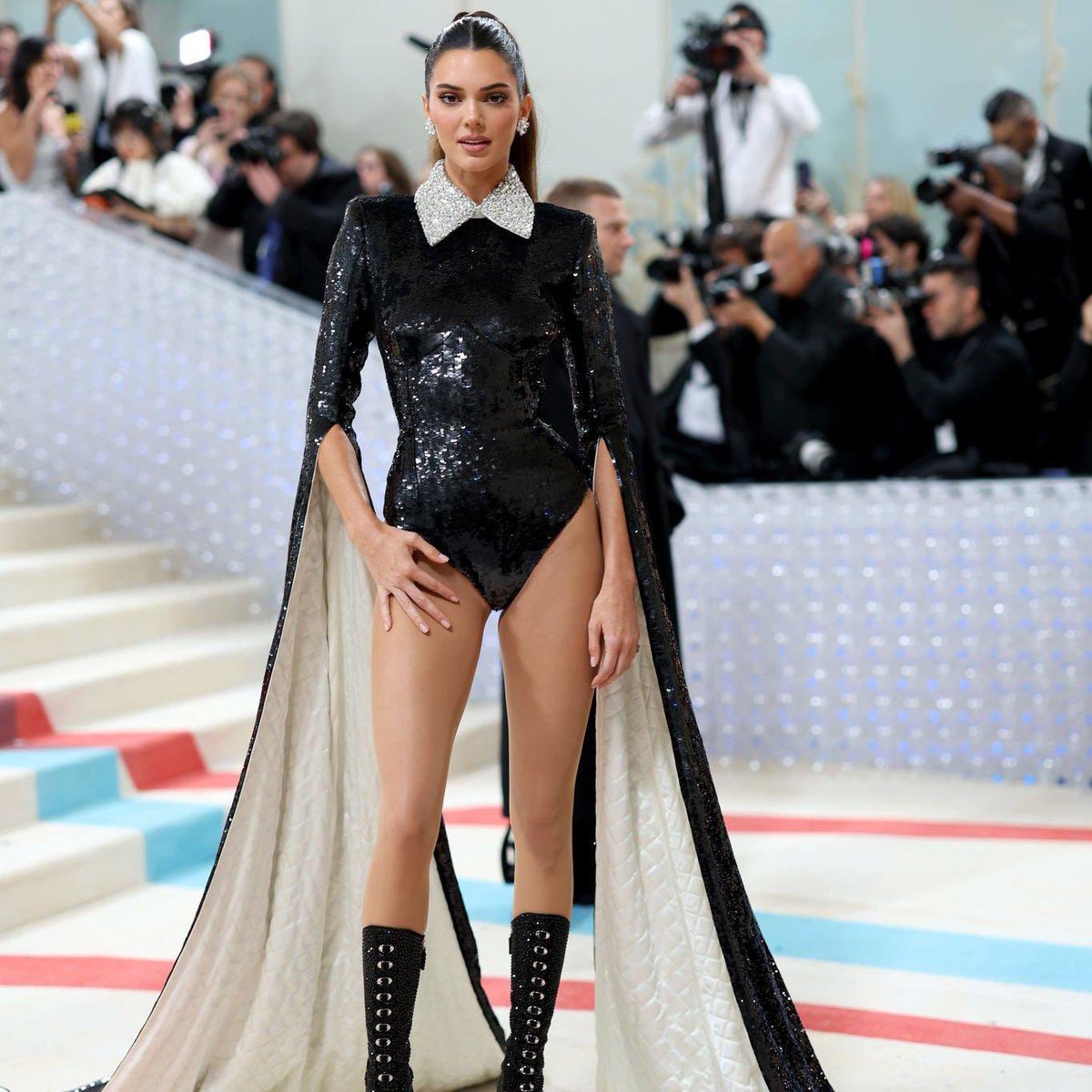 poponze's tweet photo. Kendall Jenner e Anitta se sentarão na mesma mesa do #MetGala. Ambas representam Marc Jacobs no evento. https://t.co/fcPshFQEMj