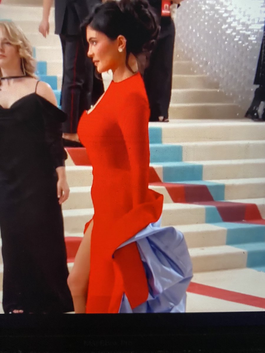 VNixie's tweet photo. I’m not sure what I feel about this. #MetGala  #MetGala2023 https://t.co/WVMCwiWn67