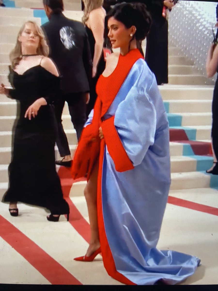 VNixie's tweet photo. I’m not sure what I feel about this. #MetGala  #MetGala2023 https://t.co/WVMCwiWn67