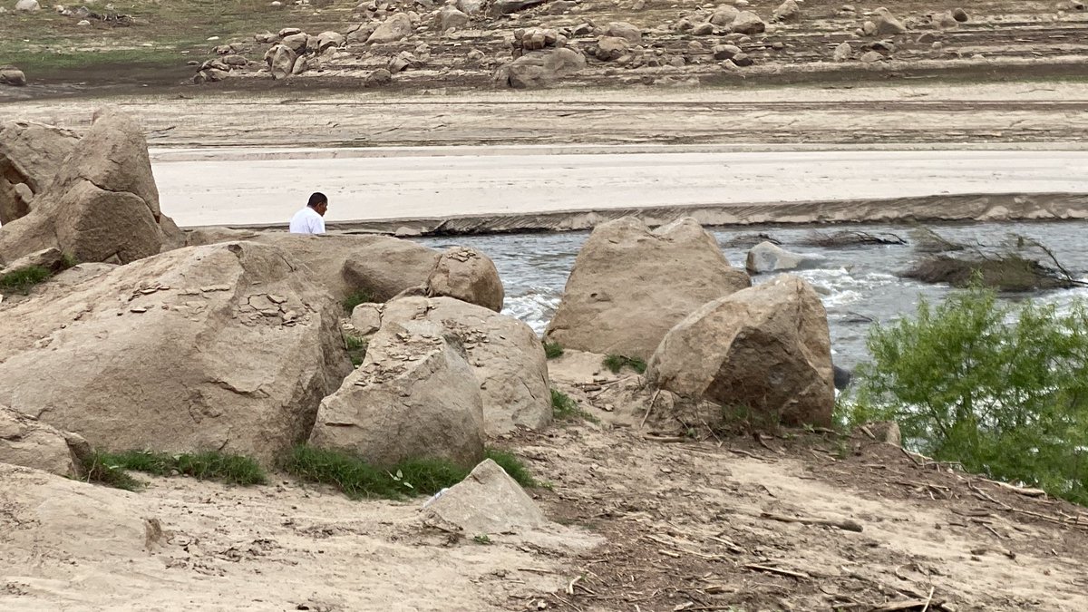 reynosotv's tweet photo. It’s been 3 days since the family have seen their 22-yo brother, who they say, went into the rushing water of #Kaweah River to save a little girl who fell in.
The little girl made it, the man did not. The family is holding onto hope, that he can be found alive. @CBS47 @KSEE24 https://t.co/yUspNNMAw4