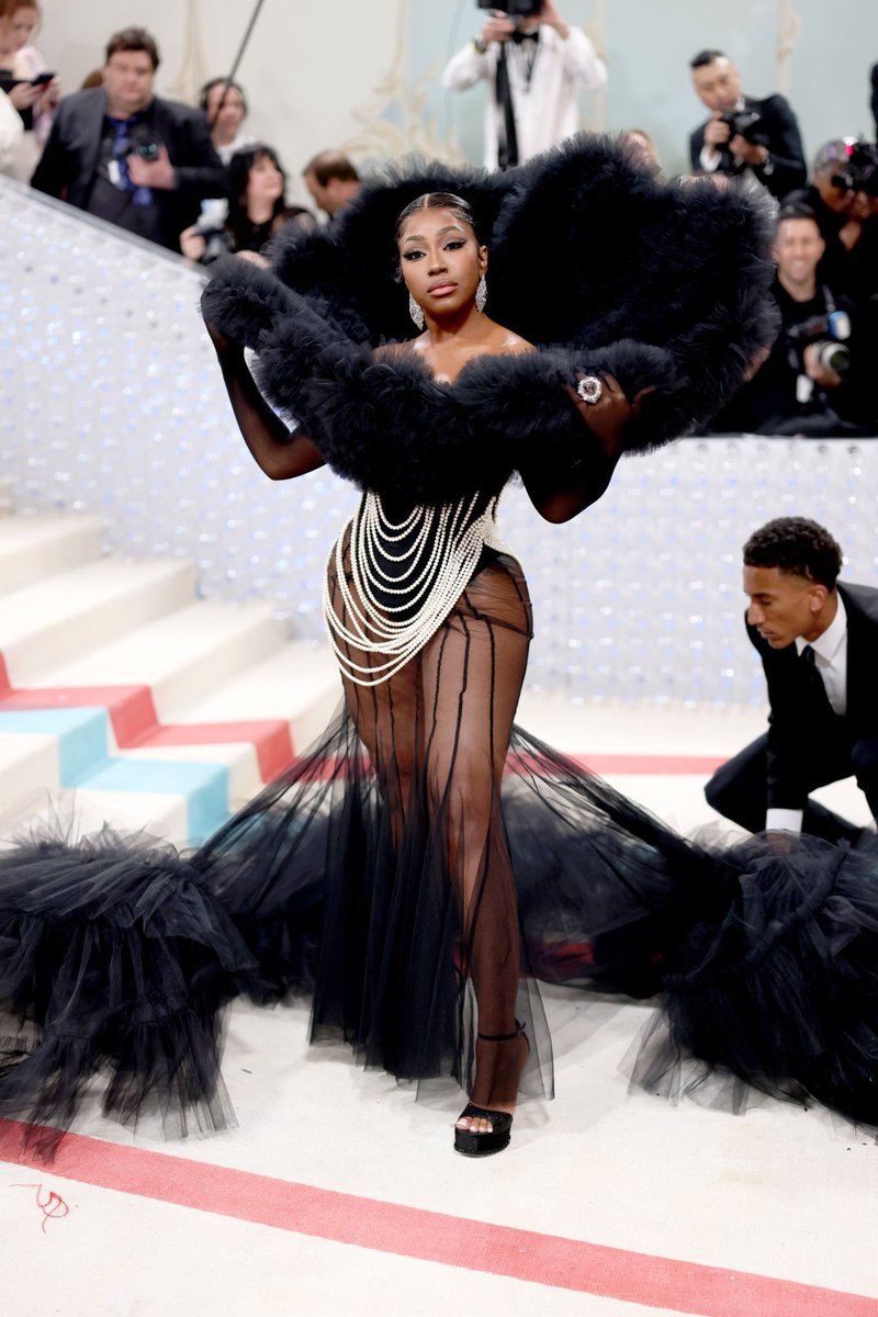 rapalert6's tweet photo. Yung Miami arrives at the 2023 #MetGala https://t.co/1wNpUCtJlw