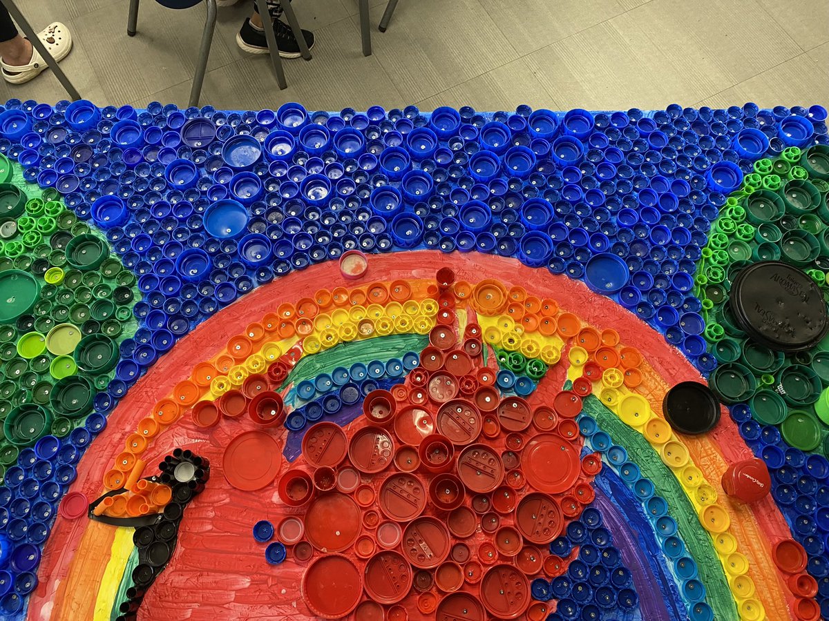 thinkBIGkids's tweet image. Added another 200 bottle caps today and 150 screws to our EcoArt Club giant mural! #ecoart #hdsbart @HaltonDSB See the final reveal at #springfair