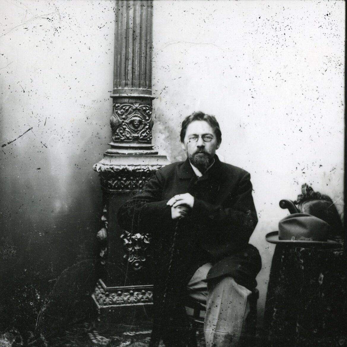 Letrasinverso's tweet photo. Nosso leitor Wesley Sousa escreveu sobre o livro “Minha vida”, de Anton Tchekhov / #Editora34 É possível ler o texto no endereço: https://t.co/Ir3FVNjpIr https://t.co/oygOhDlOZ5