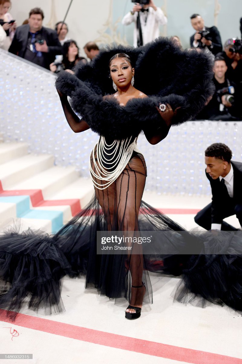 honsooI's tweet image. yung miami making her debut at the #MetGala