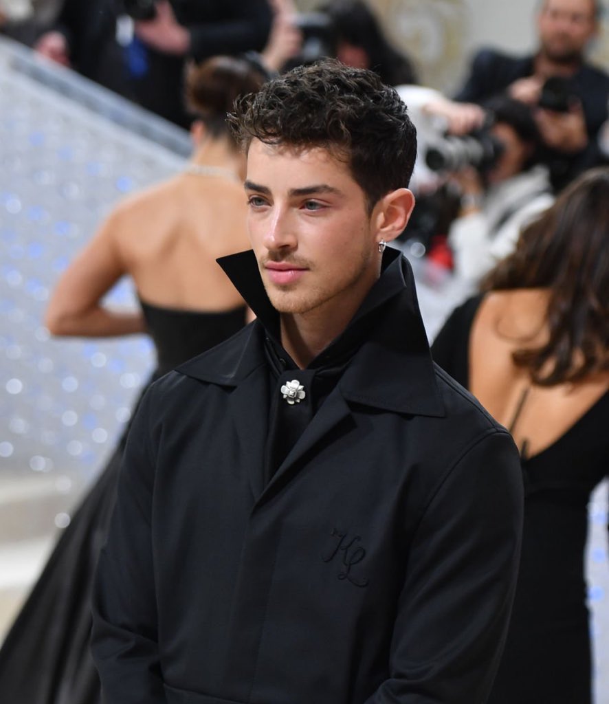 001voidx's tweet photo. I’m gagged  #MetGala https://t.co/kL0AYpzO4y