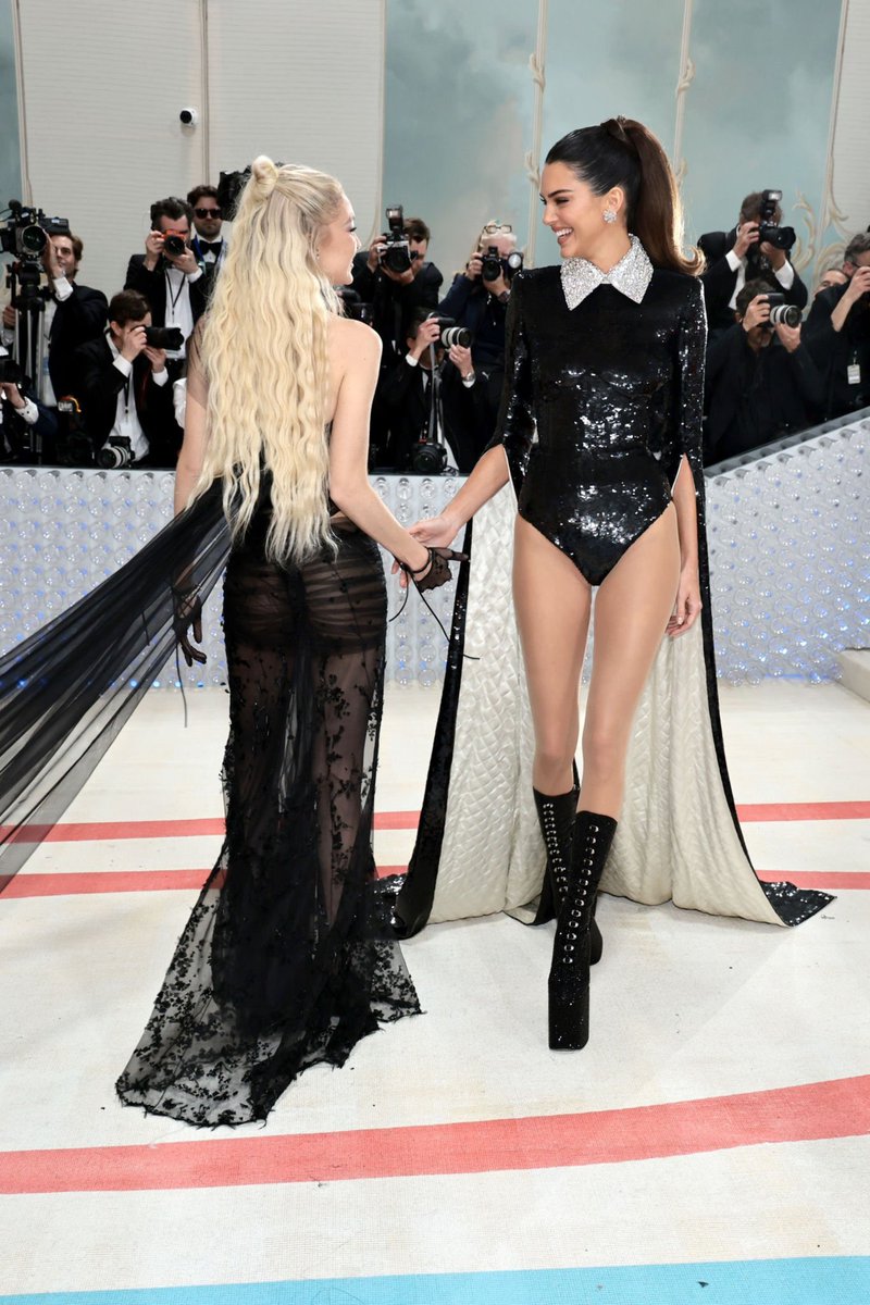 scorpiomuse's tweet photo. gigi hadid and kendall jenner IM CRYING 🥹 https://t.co/hA4PYc2nga