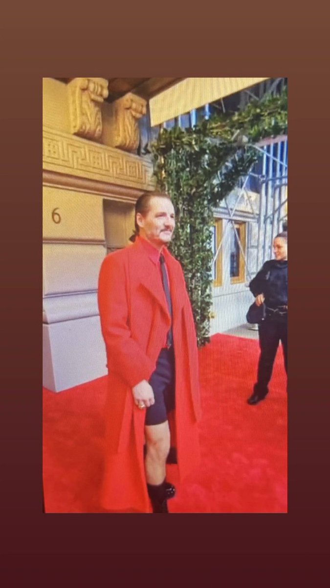 mothmandalorian's tweet photo. nobody:

pedro pascal and his slutty little knee: https://t.co/2rtnhUyS1H