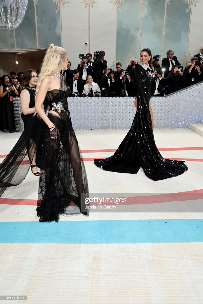 CHOQUEI on X: MC Divertida no red carpet do #MetGala   / X