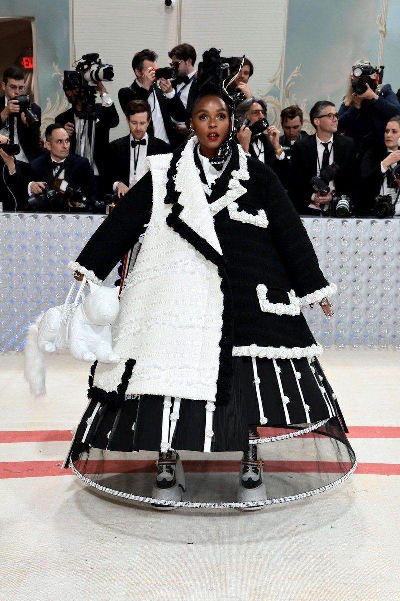 popcultureshub's tweet photo. Janelle Monáe at #MetGala https://t.co/kEKbtpGwCU