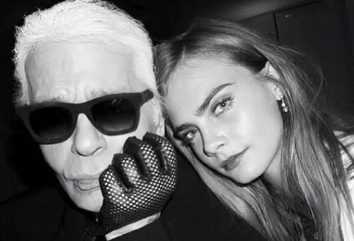 onlythebravexgv's tweet photo. abran paso a la * me pongo de pie* MUSA DE KARL LAGERFELD, Cara Delevingne, le hace tributo usando guantes negros y el pelo platinado como él. 
soy lagrimas #MetGala https://t.co/KrwO97wjYM