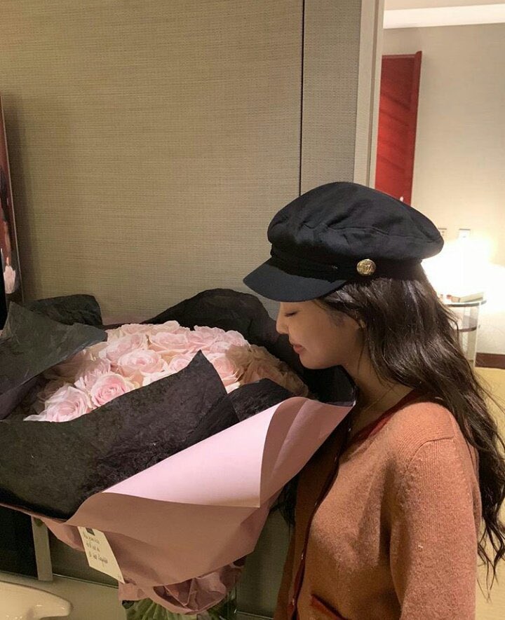 "As one of Karl Lagerfeld’s last handpicked muses for the house of @Chanel, Jennie kim"
- vogue

#MetGal
#JENNIEatMETGala