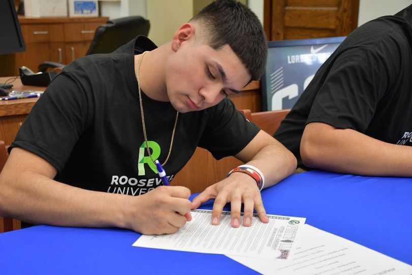 Jeramiah_16's tweet photo. After 4 years of hard work both academically and athletically, I am proud to officially announce that I will be continuing my legacy at @RooseveltU. I am blessed to receive a sports scholarship from @RULAKERFB, where I strive to succeed on and off the field. #RUBOUND https://t.co/xTlpdBMS4p