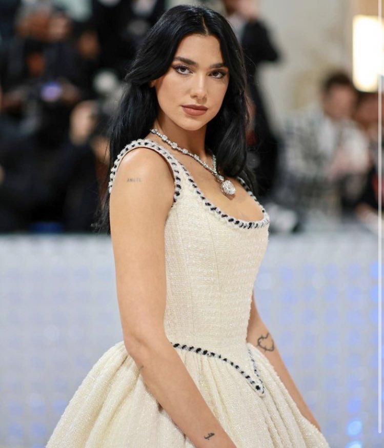 DuaaaNescau's tweet photo. 𝐅𝐞𝐦𝐚𝐥𝐞 𝐀𝐥𝐩𝐡𝐚 🤍#MetGala https://t.co/AMxY61q4nL
