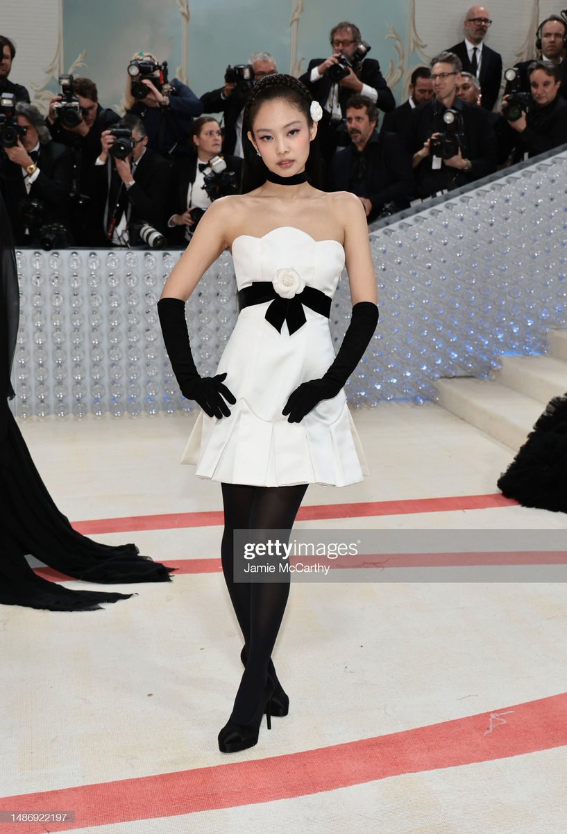 BLACKPINKBRASIL's tweet photo. Jennie tá usando um look de 1990 assinado pelo próprio Karl Lagerfeld, homenageado do evento. Jennie está no MET Gala por ser embaixadora da Chanel, inclusive foi a última escolhida pelo Karl. Páginas de moda, gente que realmente entendem do assunto, estão só elogios para o look dela. Não dêem atenção nem engajamento pra gente que não sabe nem quanto custa um vestido da Chanel, ok? Eles só estão querendo engajamento, não dêem 😊

JENNIE MET GALA
#JENNIEatMETGala #MetGala