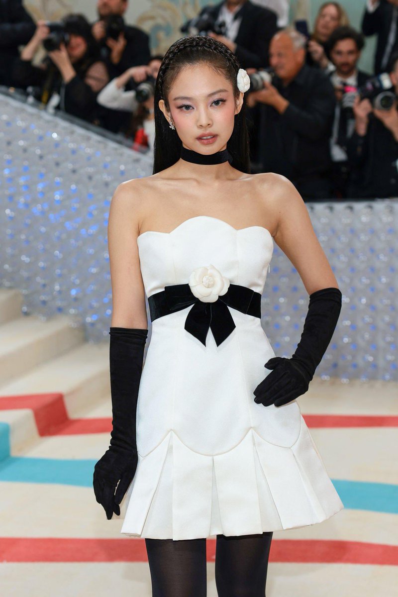 It Girl #JennieKim Makes Her #MetGala Debut in vintage #Chanel looking beyond beautiful! ✨🌟👑🤍 <a href="/BLACKPINK/">BLACKPINKOFFICIAL</a>
